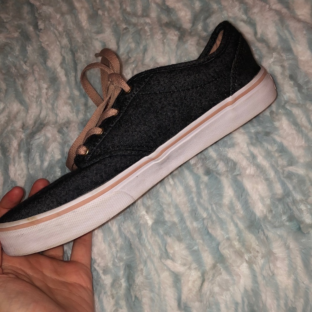 Vans - Picture 2 of 8